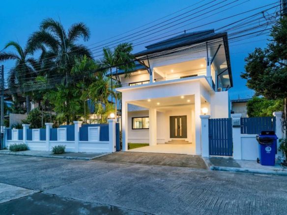 Renovated 4-Bedroom Saltwater Pool Villa in Manik