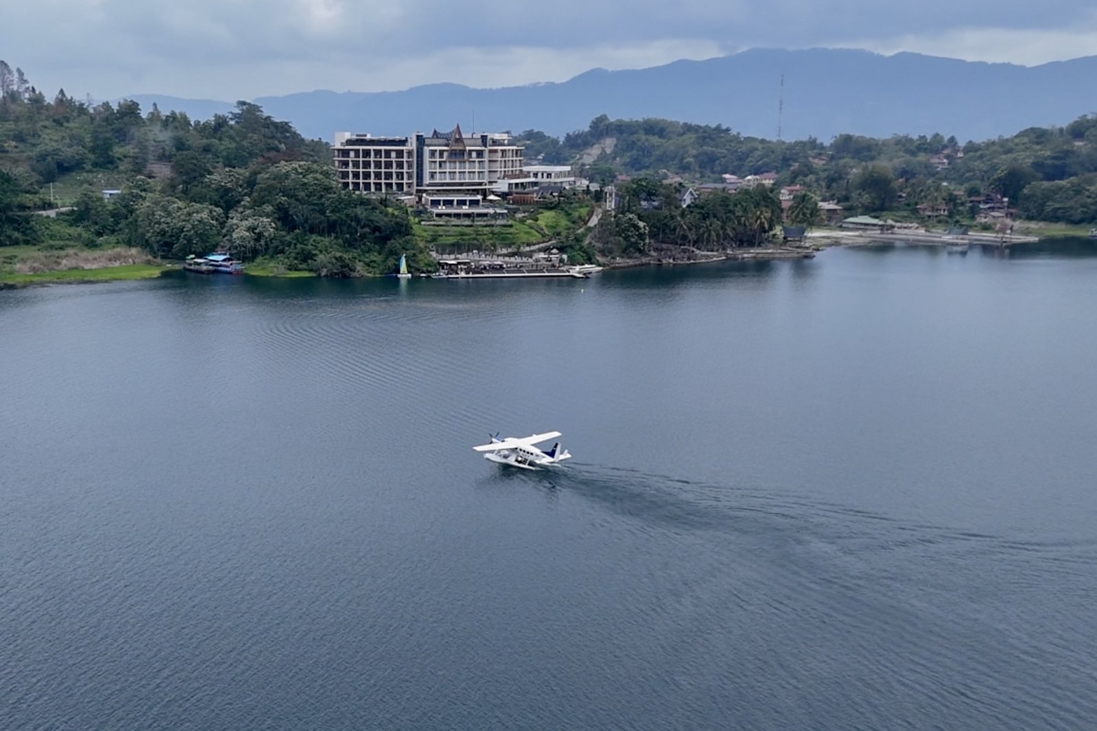 The Grand Caravan taxiing on the water
