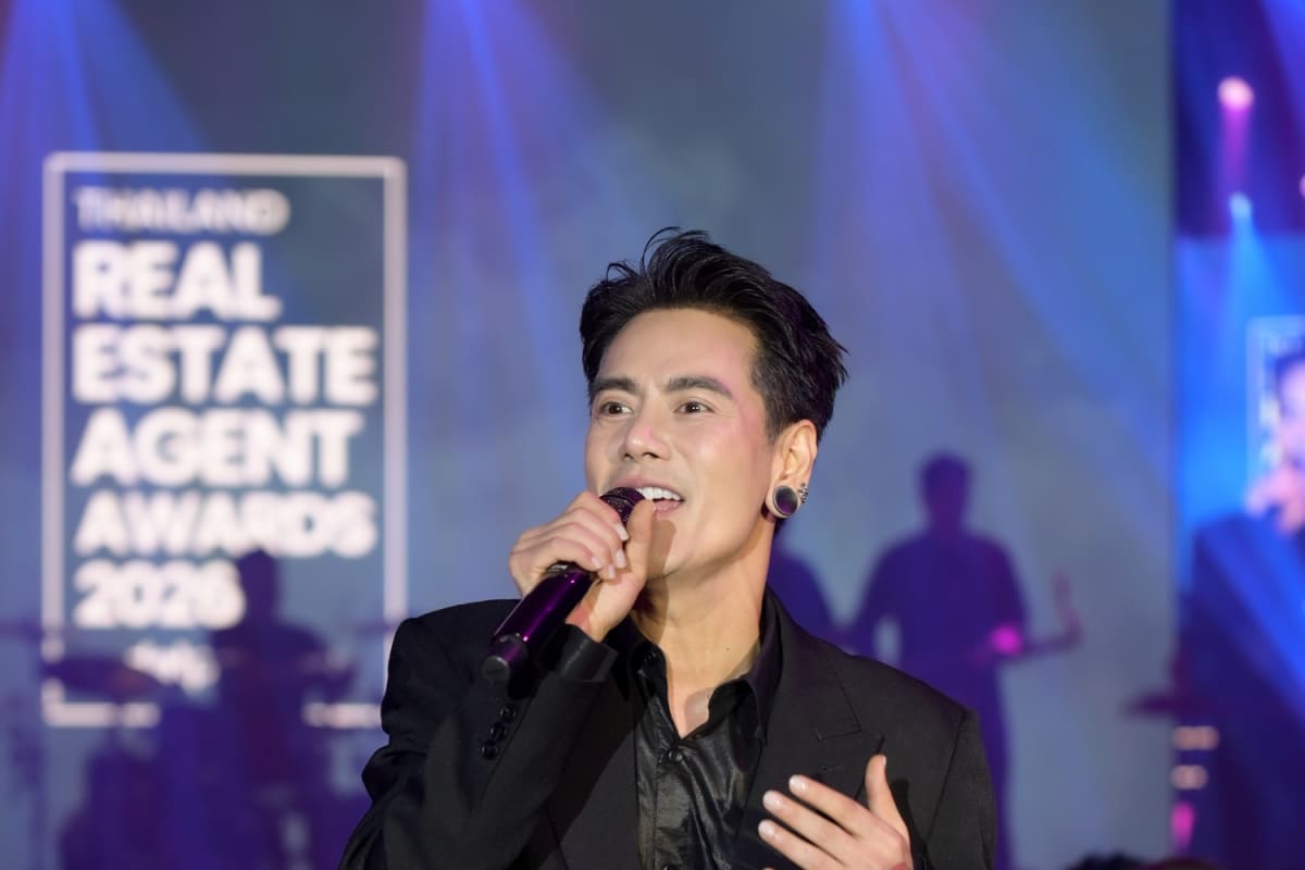 Thai singer Aof Pongsak Rattanapong performing at the Celebration Party of the Thailand Real Estate Agent Awards 2026