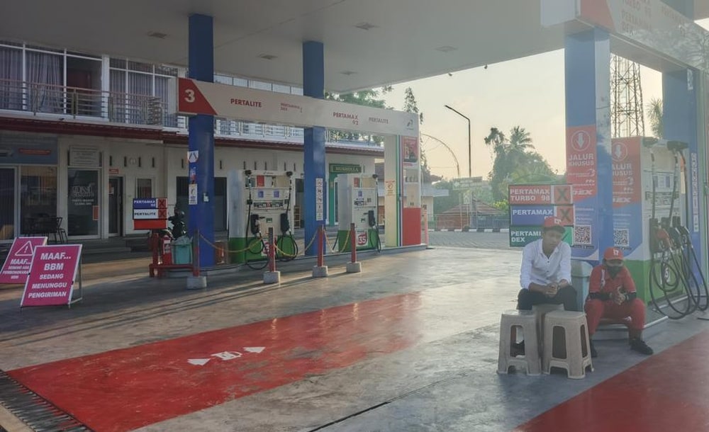 An empty petrol station in Jembrana, Bali, with staff waiting for a delivery
