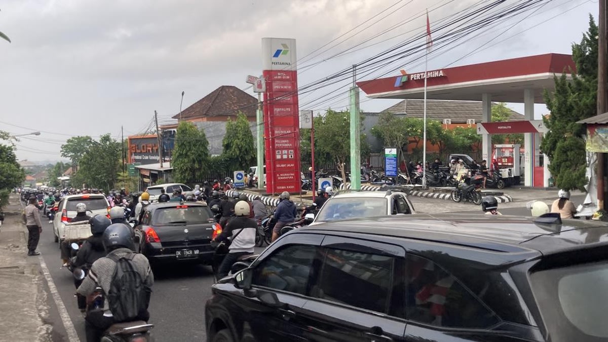 Cars and motorbikes backed up on the road outside a Pertamina station in Klungkung, Bali
