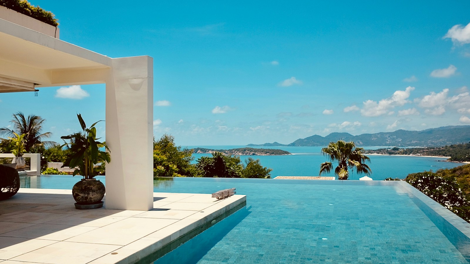 Infinity pool looking out over the bay and islands of Koh Samui, Thailand